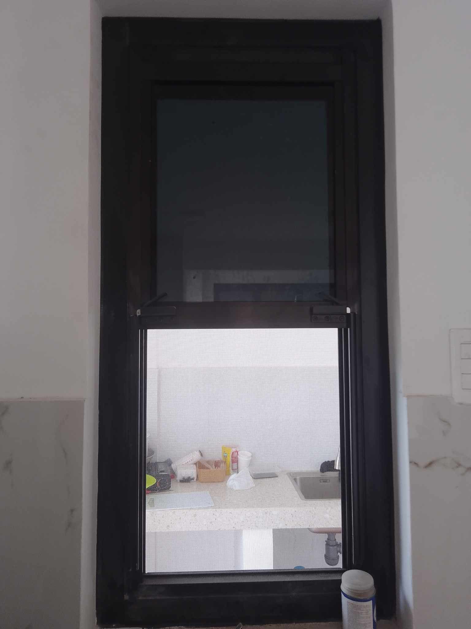 Single Hung Glass w/ Screen